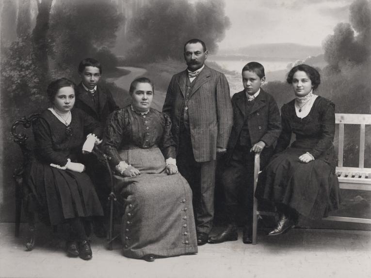 Rodina Lustigova - zleva: Josefa, Josef, Emilie, Jindřich, Rudolf, Anna